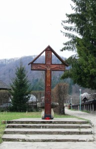 Paste-In-Bucovina-60-Cruce-Manastirea-Secu