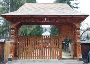 Paste-In-Bucovina-63a-Poarta-Manastirea-Sihastrie